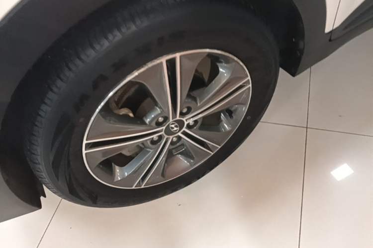 Used Hyundai ix25 2015 1.6L Automatic Two-Wheel-Drive Deluxe DLX Model Left Front Wheel Hub