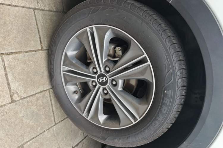 Used Hyundai ix25 2015 1.6L Automatic Two-Wheel Drive Smart GLS Trim Left Front Wheel Hub
