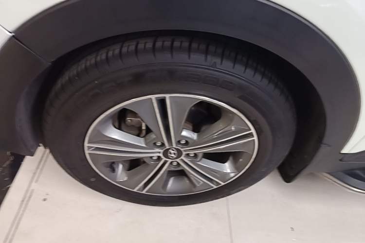 Used Hyundai ix25 2015 1.6L Automatic Two-Wheel Drive Smart GLS Trim Left Front Wheel Hub
