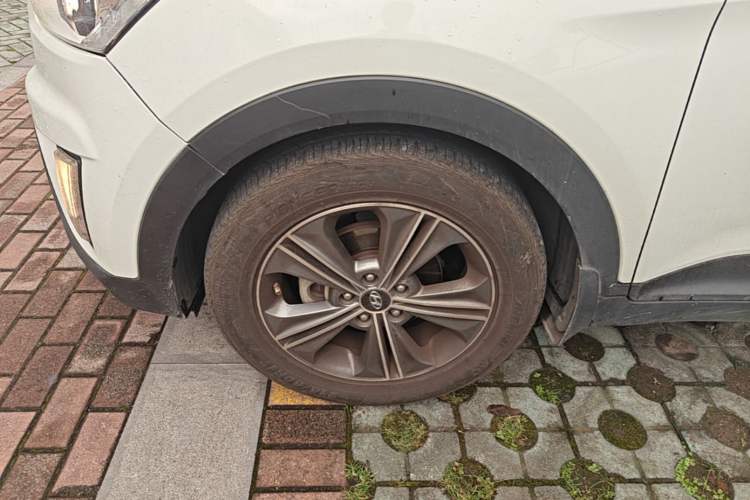 Used Hyundai ix25 2015 1.6L Automatic Two-Wheel Drive Smart GLS Trim Left Front Wheel Hub