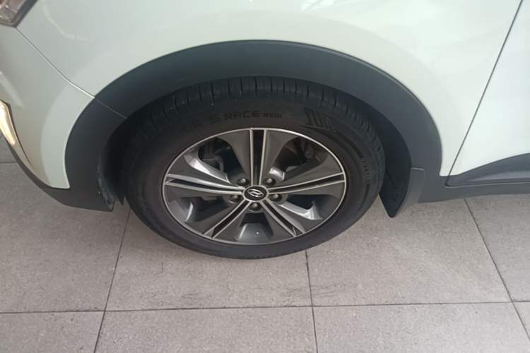 Used Hyundai ix25 2015 1.6L Automatic Two-Wheel-Drive Deluxe DLX Model Left Front Wheel Hub