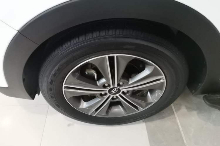 Used Hyundai ix25 2015 1.6L Automatic Two-Wheel Drive Smart GLS Trim Left Front Wheel Hub