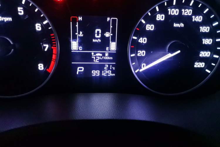 Used Hyundai ix25 2015 1.6L Automatic Two-Wheel-Drive Deluxe DLX Model Odometer Close Up