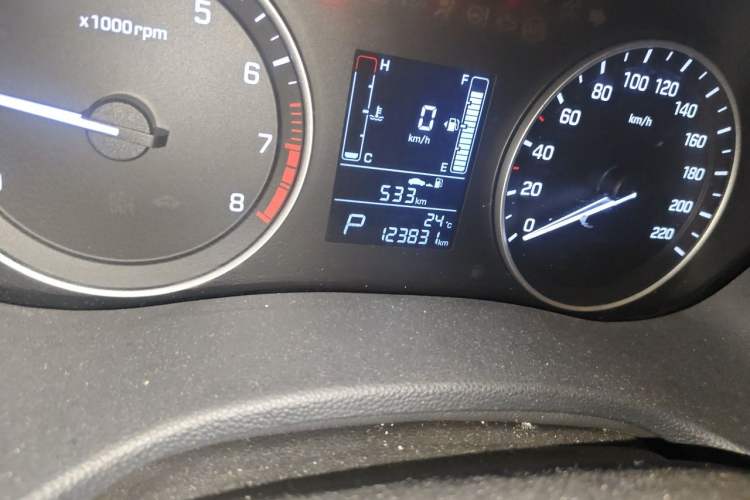 Used Hyundai ix25 2015 1.6L Automatic Two-Wheel-Drive Deluxe DLX Model Odometer Close Up