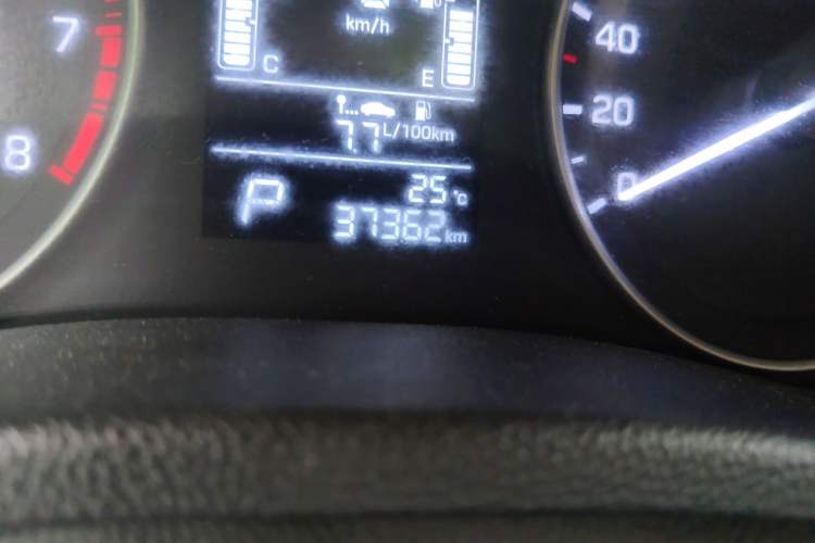 Used Hyundai ix25 2015 1.6L Automatic Two-Wheel Drive Smart GLS Trim Odometer Close Up