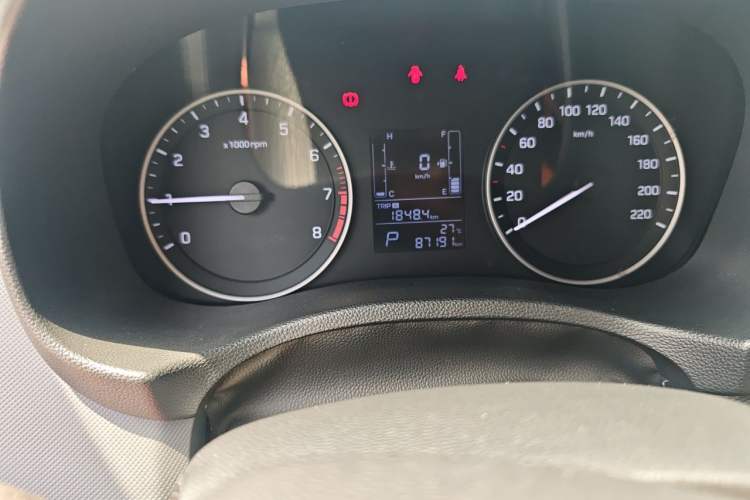 Used Hyundai ix25 2015 1.6L Automatic Two-Wheel Drive Fashionable GS Model Odometer Close Up