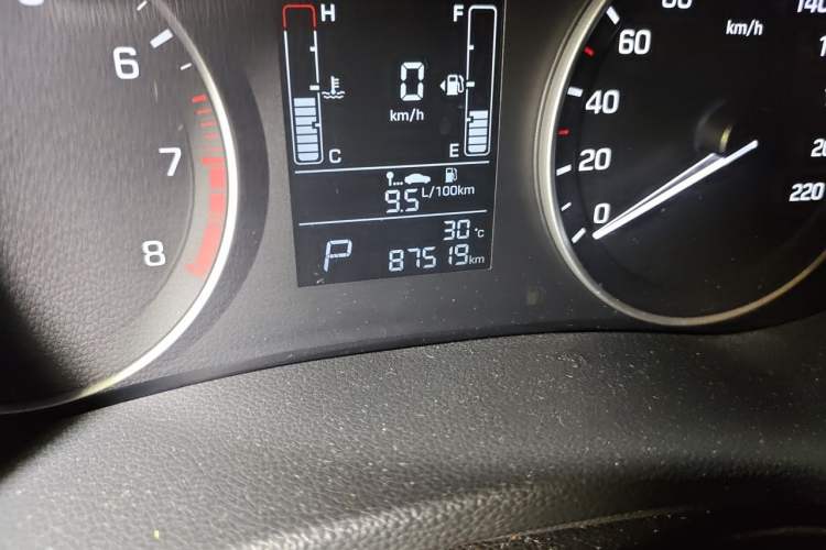 Used Hyundai ix25 2015 1.6L Automatic Two-Wheel-Drive Deluxe DLX Model Odometer Close Up