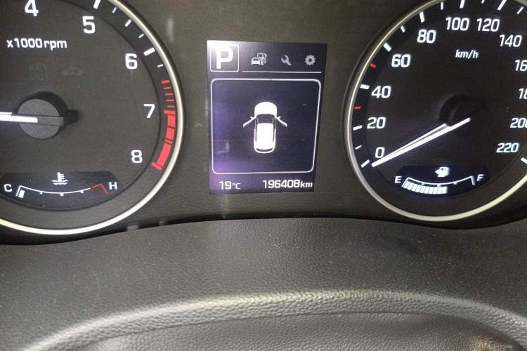 Used Hyundai ix25 2015 2.0L Automatic 4x4 Deluxe DLX Odometer Close Up