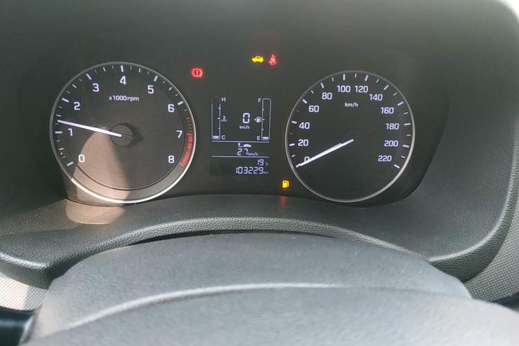 Used Hyundai ix25 2015 1.6L Manual Two-Wheel Drive Fashionable GS Model Odometer Close Up