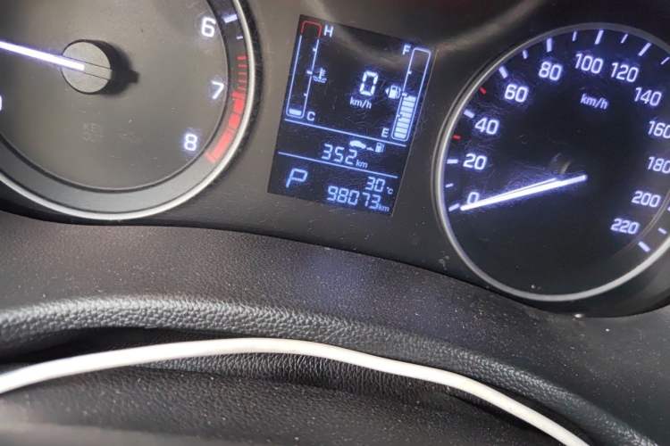 Used Hyundai ix25 2015 1.6L Automatic Two-Wheel Drive Fashionable GS Model Odometer Close Up