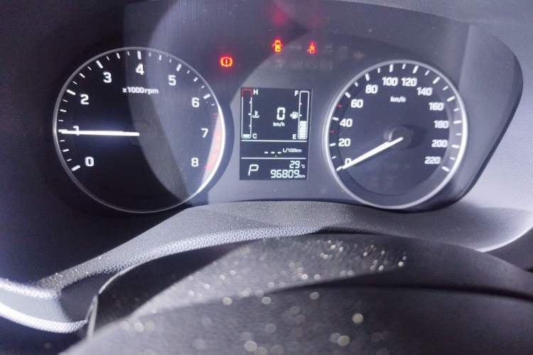 Used Hyundai ix25 2015 1.6L Automatic Two-Wheel-Drive Deluxe DLX Model Odometer Close Up