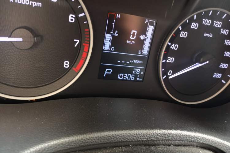 Used Hyundai ix25 2015 1.6L Automatic Two-Wheel Drive Smart GLS Trim Odometer Close Up