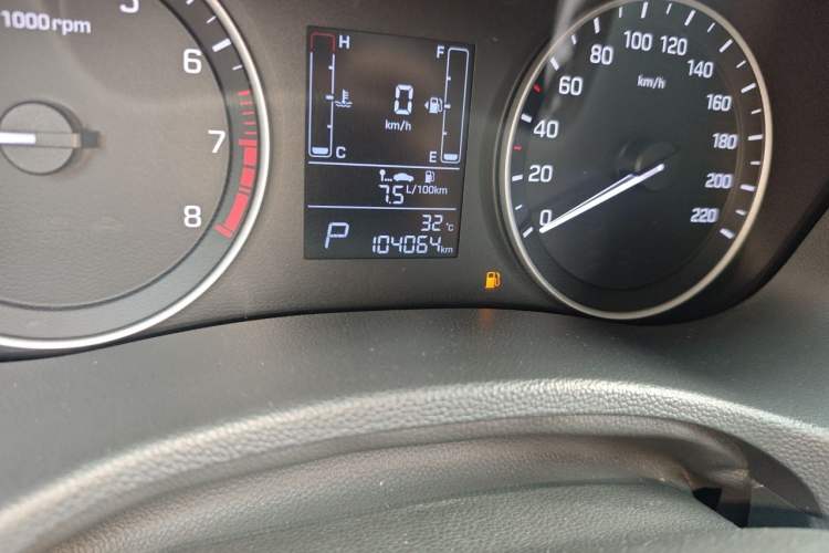 Used Hyundai ix25 2015 1.6L Automatic Two-Wheel-Drive Deluxe DLX Model Odometer Close Up