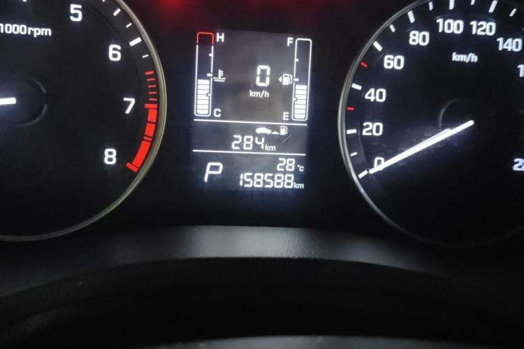 Used Hyundai ix25 2015 1.6L Automatic Two-Wheel-Drive Deluxe DLX Model Odometer Close Up