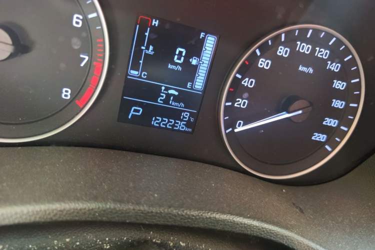 Used Hyundai ix25 2015 1.6L Automatic Two-Wheel Drive Smart GLS Trim Odometer Close Up