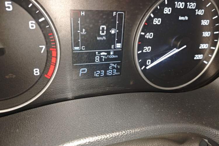 Used Hyundai ix25 2015 1.6L Automatic Two-Wheel-Drive Deluxe DLX Model Odometer Close Up