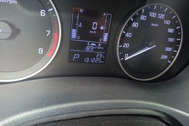 Used Hyundai ix25 2015 1.6L Automatic Two-Wheel-Drive Deluxe DLX Model Odometer Close Up
