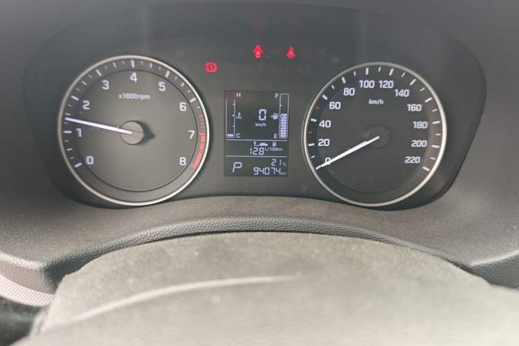 Used Hyundai ix25 2015 1.6L Automatic Two-Wheel Drive Smart GLS Trim Odometer Close Up