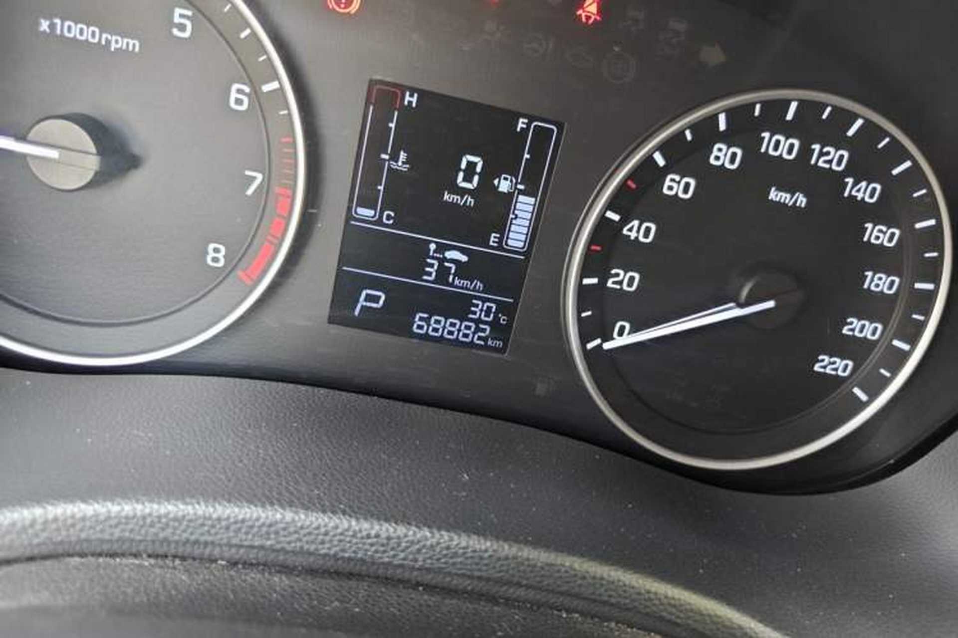 Used Hyundai ix25 2015 1.6L Automatic Two-Wheel Drive Smart GLS Trim Odometer Close Up