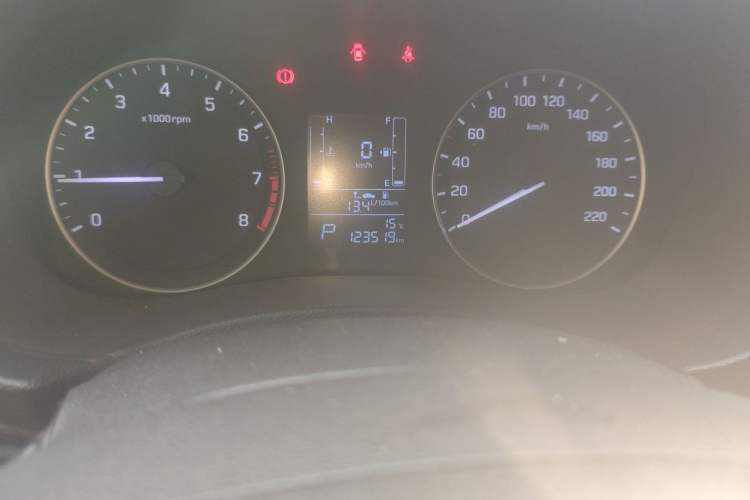Used Hyundai ix25 2015 1.6L Automatic Two-Wheel-Drive Deluxe DLX Model Odometer Close Up