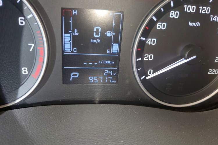 Used Hyundai ix25 2015 1.6L Automatic Two-Wheel Drive Smart GLS Trim Odometer Close Up