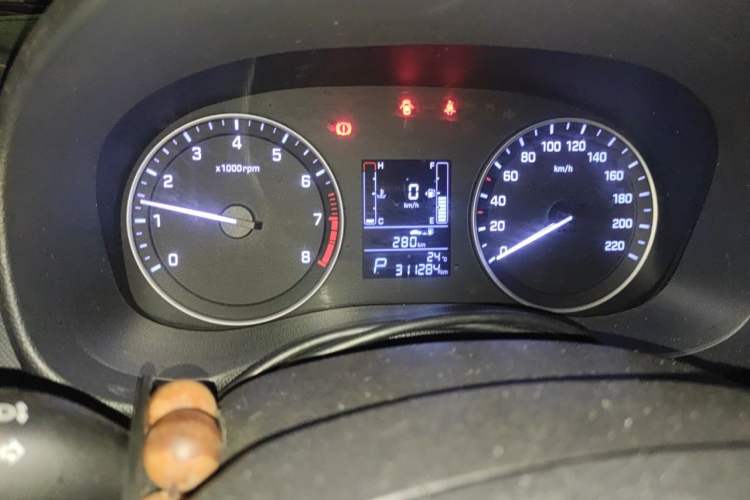 Used Hyundai ix25 2015 1.6L Automatic Two-Wheel-Drive Deluxe DLX Model Odometer Close Up