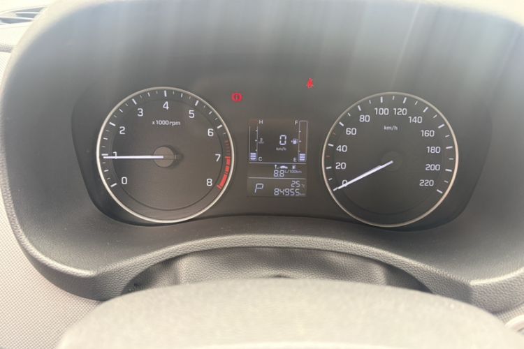 Used Hyundai ix25 2015 1.6L Automatic Two-Wheel-Drive Deluxe DLX Model Odometer Close Up