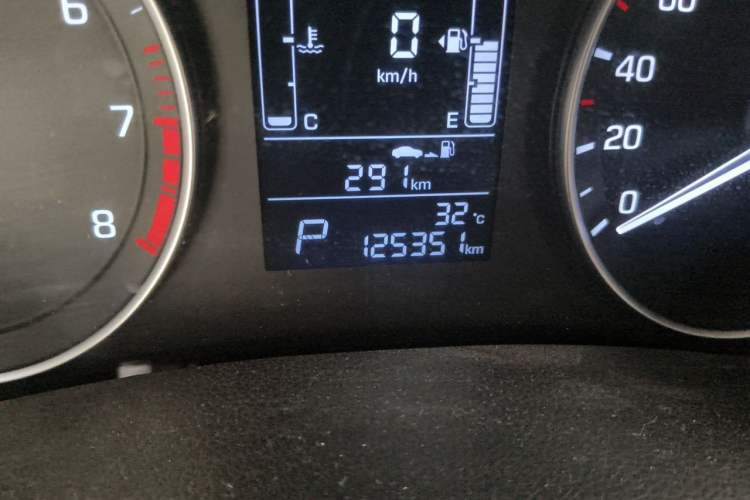 Used Hyundai ix25 2015 1.6L Automatic Two-Wheel-Drive Deluxe DLX Model Odometer Close Up