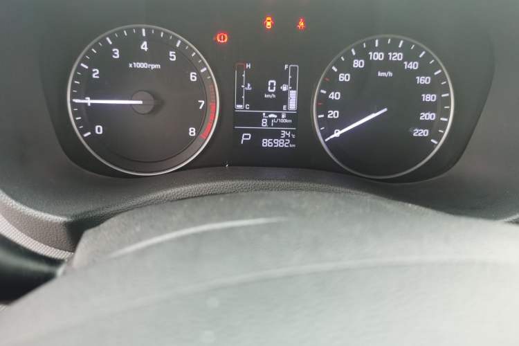 Used Hyundai ix25 2015 1.6L Automatic Two-Wheel Drive Fashionable GS Model Odometer Close Up