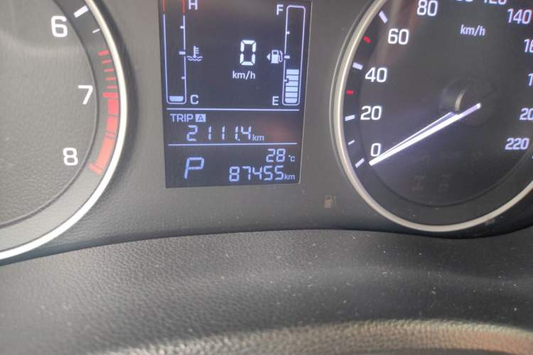 Used Hyundai ix25 2015 1.6L Automatic Two-Wheel Drive Fashionable GS Model Odometer Close Up