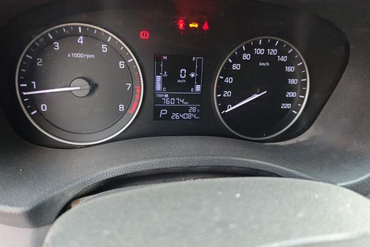 Used Hyundai ix25 2015 1.6L Automatic Two-Wheel Drive Fashionable GS Model Odometer Close Up