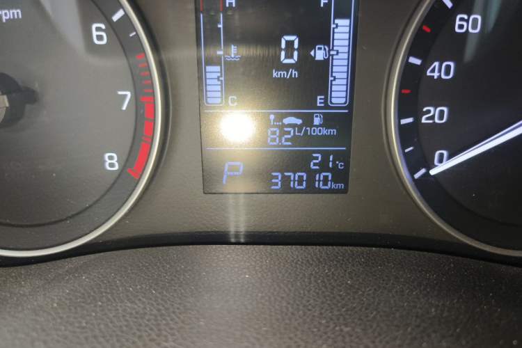 Used Hyundai ix25 2015 1.6L Automatic Two-Wheel-Drive Deluxe DLX Model Odometer Close Up