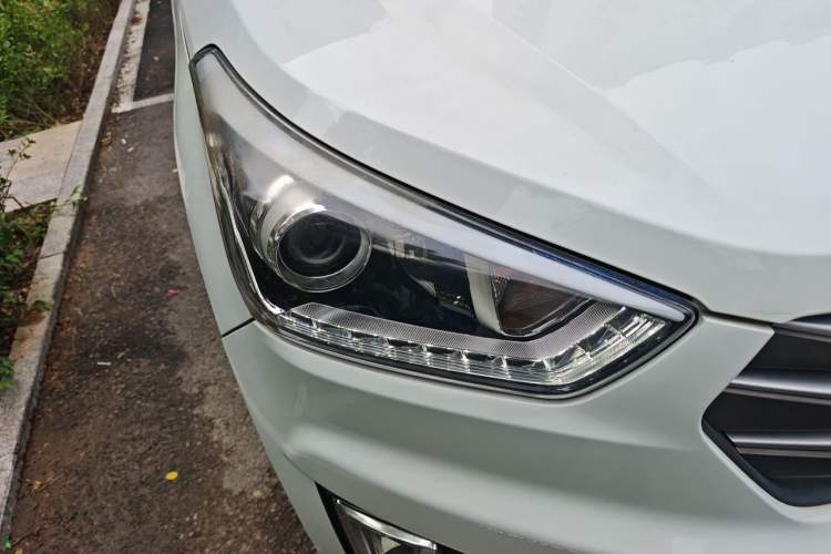 Used Hyundai ix25 2015 1.6L Automatic Two-Wheel-Drive Deluxe DLX Model Right Front Headlight