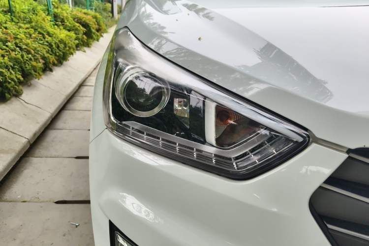Used Hyundai ix25 2015 1.6L Automatic Two-Wheel-Drive Deluxe DLX Model Right Front Headlight