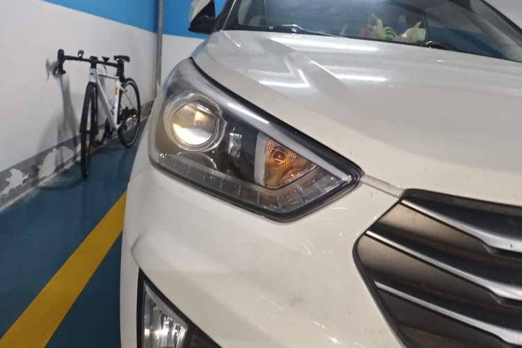 Used Hyundai ix25 2015 1.6L Automatic Two-Wheel-Drive Deluxe DLX Model Right Front Headlight