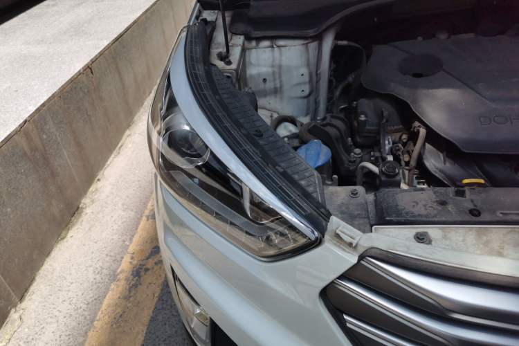 Used Hyundai ix25 2015 1.6L Automatic Two-Wheel-Drive Deluxe DLX Model Right Front Headlight