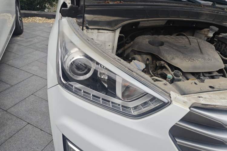 Used Hyundai ix25 2015 1.6L Automatic Two-Wheel-Drive Deluxe DLX Model Right Front Headlight