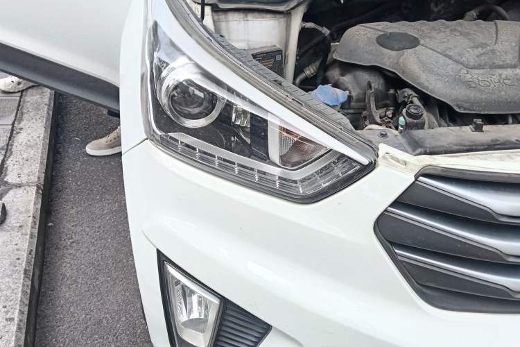 Used Hyundai ix25 2015 1.6L Automatic Two-Wheel-Drive Deluxe DLX Model Right Front Headlight