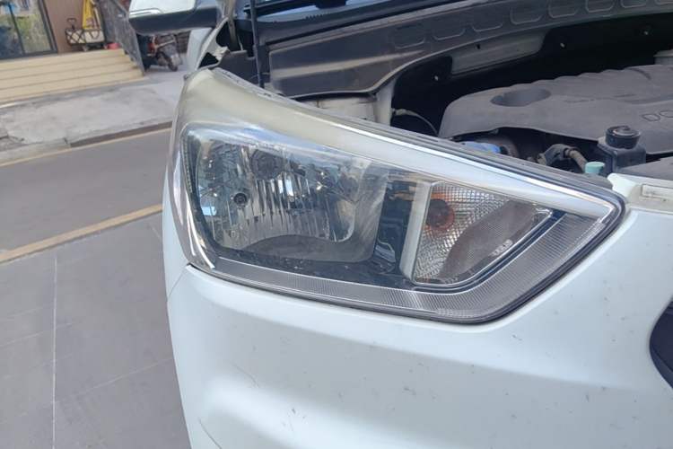 Used Hyundai ix25 2015 1.6L Automatic Two-Wheel Drive Smart GLS Trim Right Front Headlight