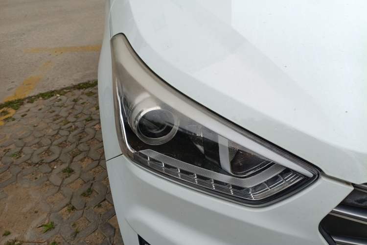 Used Hyundai ix25 2015 2.0L Automatic 4x4 Deluxe DLX Right Front Headlight