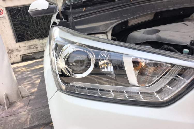 Used Hyundai ix25 2015 1.6L Automatic Two-Wheel-Drive Deluxe DLX Model Right Front Headlight