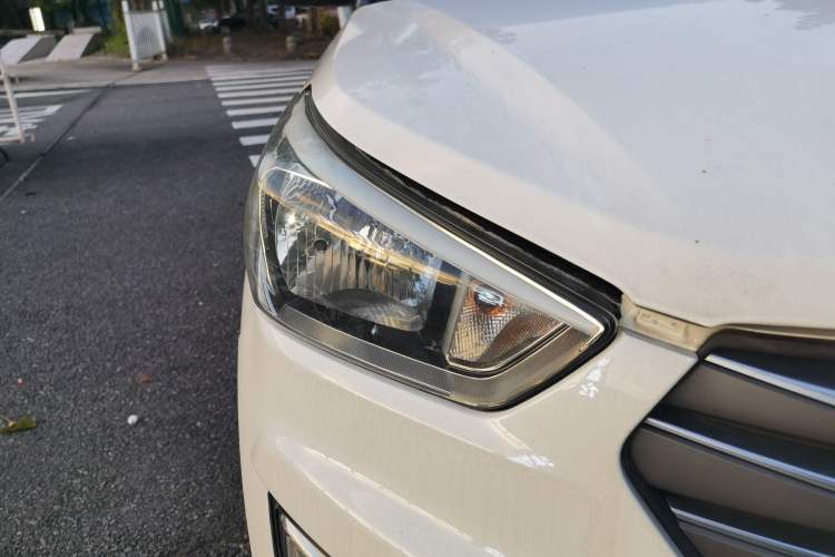 Used Hyundai ix25 2015 1.6L Automatic Two-Wheel Drive Smart GLS Trim Right Front Headlight