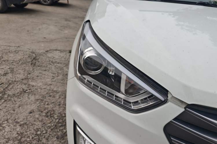 Used Hyundai ix25 2015 1.6L Automatic Two-Wheel-Drive Deluxe DLX Model Right Front Headlight