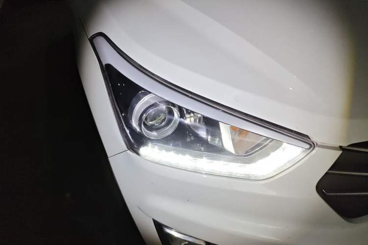 Used Hyundai ix25 2015 1.6L Automatic Two-Wheel-Drive Deluxe DLX Model Right Front Headlight