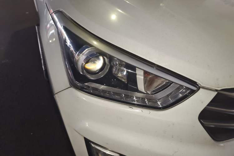Used Hyundai ix25 2015 1.6L Automatic Two-Wheel-Drive Deluxe DLX Model Right Front Headlight