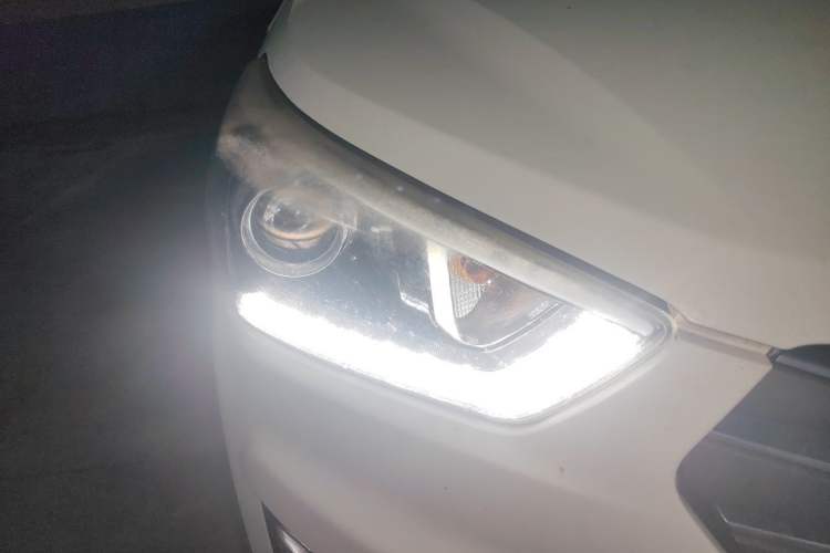 Used Hyundai ix25 2015 1.6L Automatic Two-Wheel-Drive Deluxe DLX Model Right Front Headlight