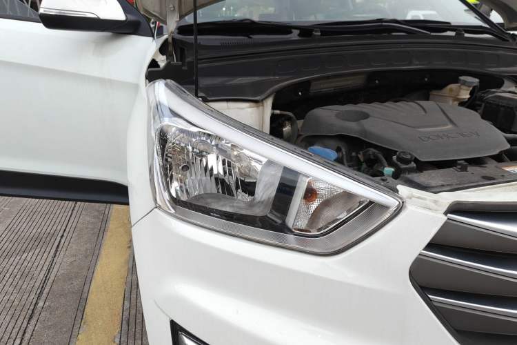 Used Hyundai ix25 2015 1.6L Automatic Two-Wheel-Drive Deluxe DLX Model Right Front Headlight