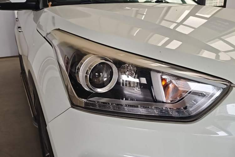 Used Hyundai ix25 2015 1.6L Automatic Two-Wheel-Drive Deluxe DLX Model Right Front Headlight