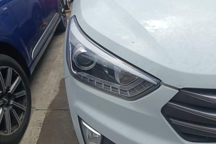 Used Hyundai ix25 2015 1.6L Automatic Two-Wheel-Drive Deluxe DLX Model Right Front Headlight