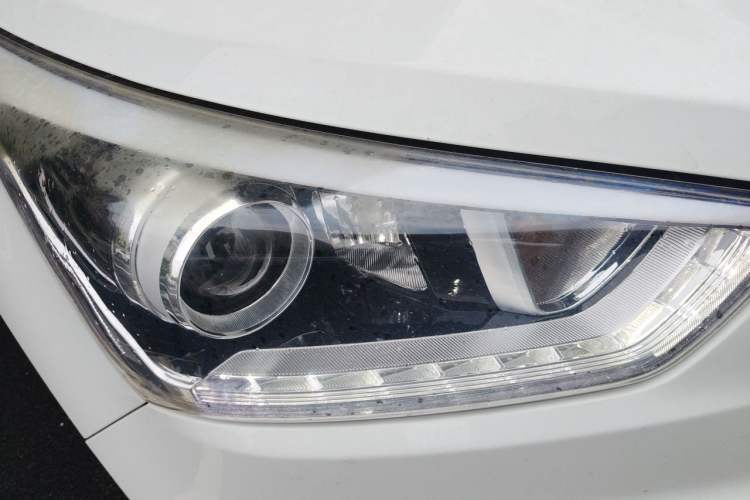Used Hyundai ix25 2015 1.6L Automatic Two-Wheel-Drive Deluxe DLX Model Right Front Headlight